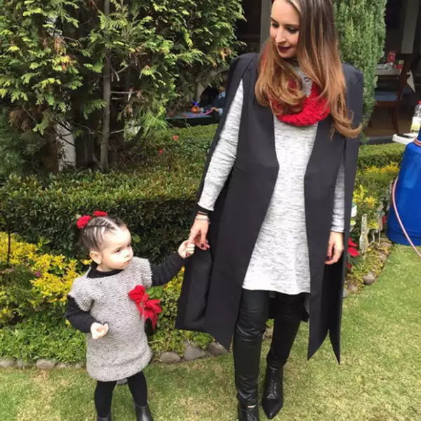 Andrea está transmitiendo a la pequeña Regina su pasión por la moda.