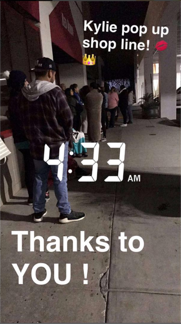 Fila 4:00 am de la tienda Pop Up
