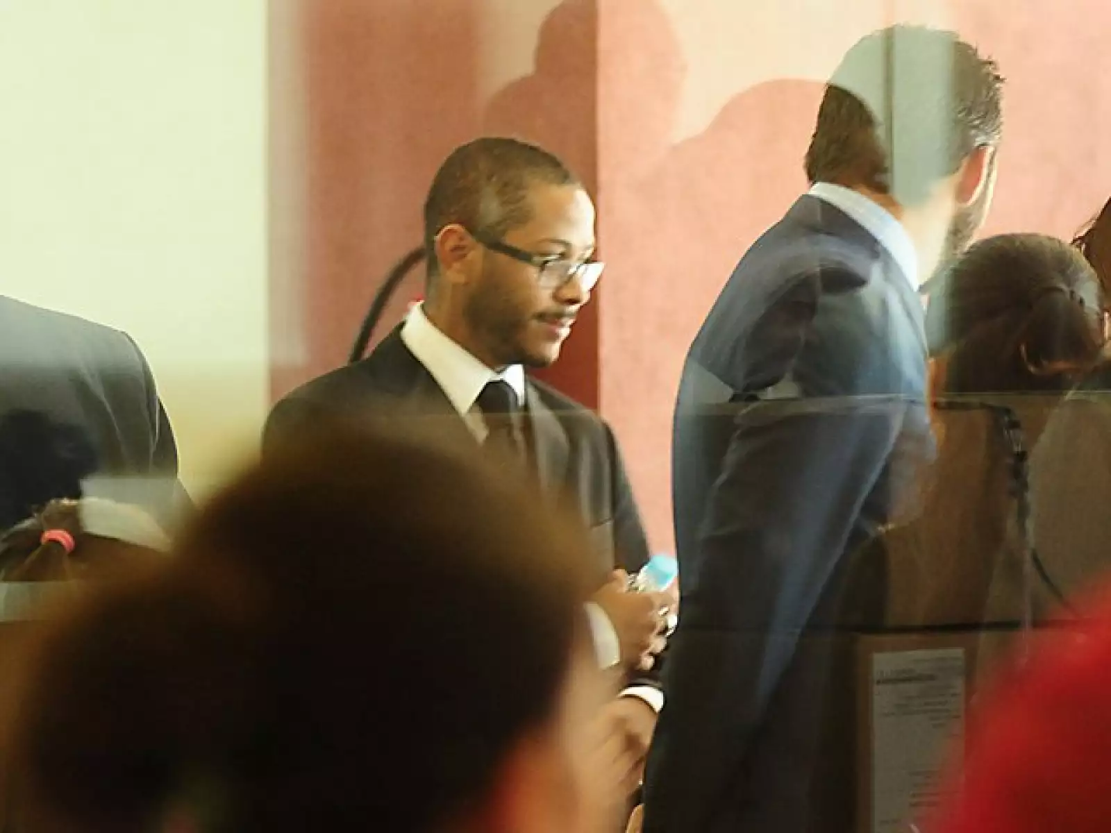 El ex integrante del grupo OV7, Kalimba, acudió el pasado viernes a una audiencia conciliatoria en un juzgado del Distrito Federal acusado por la madre de su hija, Luz María Aguilar, de no cumplir con las obligaciones económicas para la manutención.