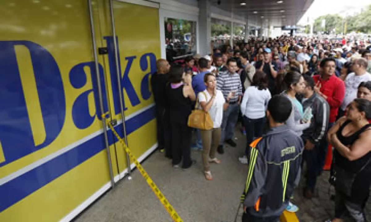Cientos de personas hicieron filas para comprar electrodomésticos a menores precios. (Foto: Reuters)
