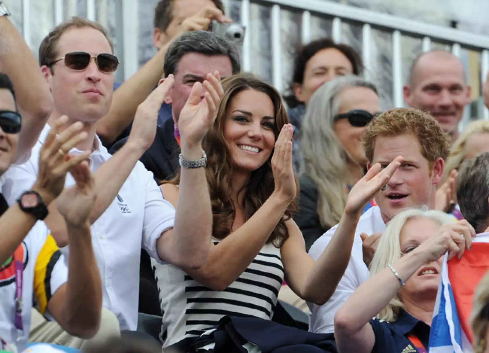 Los aplausos a su prima política, Zara Phillips, la primer miembro de la realeza en ganar una medalla olímpica.