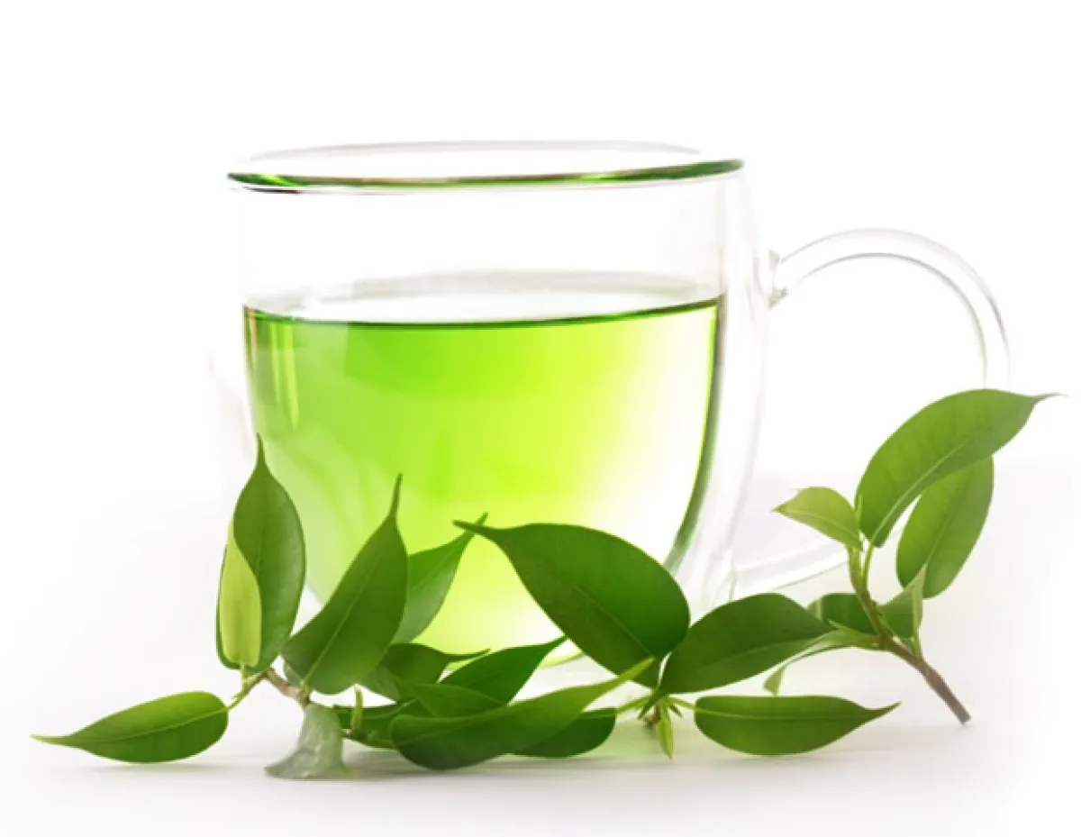 El té verde ayuda a desinflamar la piel. Puedes tomarlo o aplicarlo directamente en la piel inflamada.
