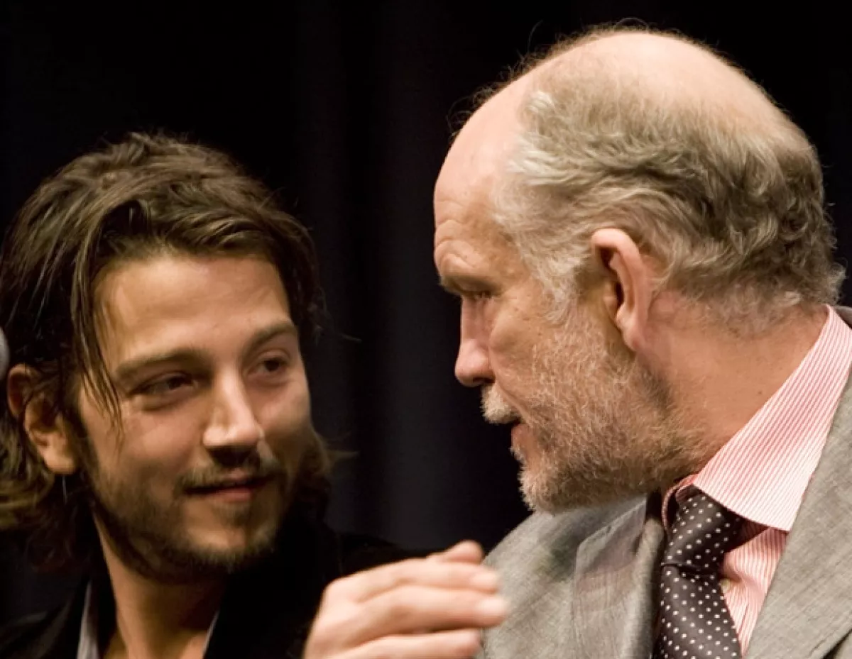 Diego Luna y John Malkovich. El actor estrenará la La Comedia Infernal el 12 de abril.