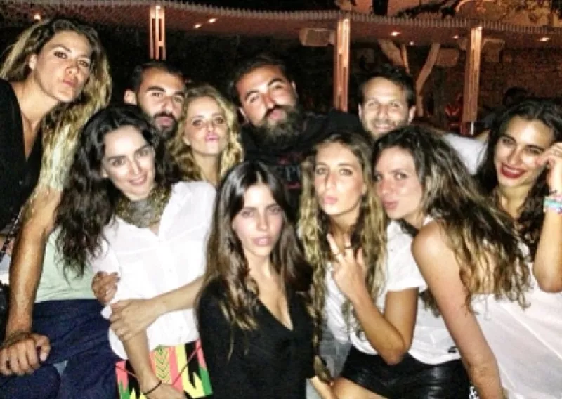 Acompañada sólo de grandes amigas, la guapa actriz se encuentra de viaje por Grecia, donde no ha parado de compartir fotos en su Instagram.