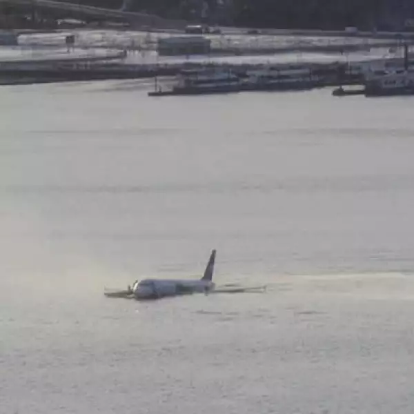 Personas vieron cómo la aeronave que se dirigía a Charlotte hizo un aterrizaje de emergencia: "Vi al avión volando muy bajo, pero bajo control, cayó en el agua. Luego que se despejó estaba flotando", dijo un testigo.