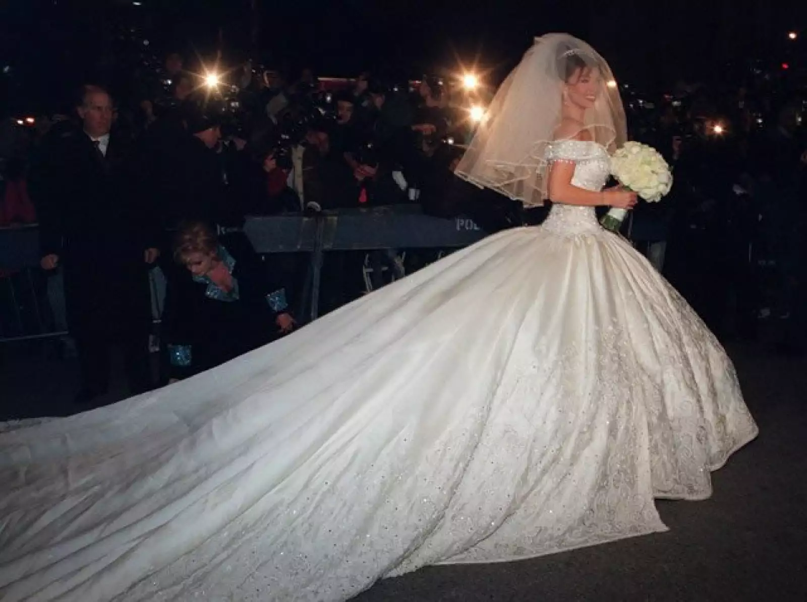 El vestido fue diseñado por Mitzy y está valuado en más de 300 mil dólares. La crinolina estaba hecha con 200 metros de tul y la extensión de la cauda era impresionante, pues 10 kilos de chaquira fueron bordados a lo largo y ancho.