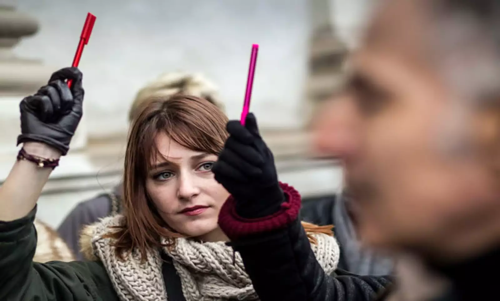 Las personas levantaron bolígrafos y guardaron un minuto de silencio en la ciudad de Copenhagen.