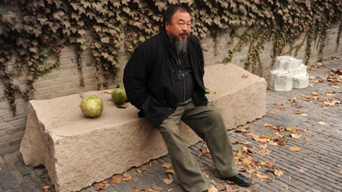 ai weiwei, artista chino sentado en una banca