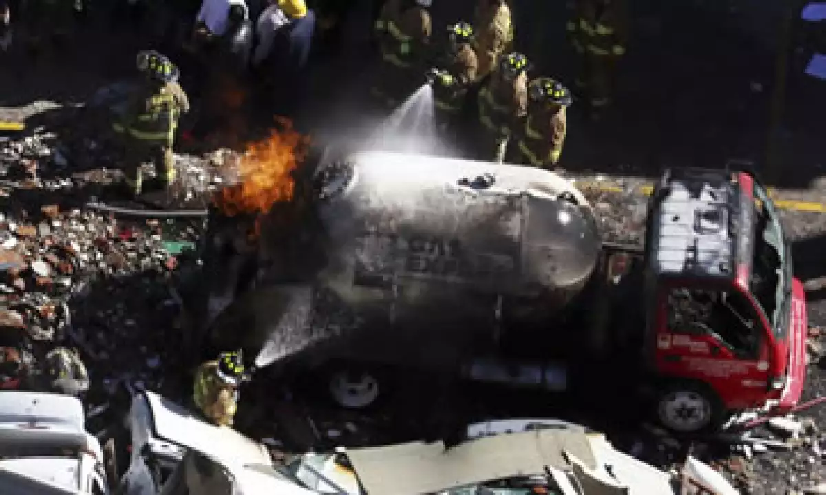 Una pipa de Gas Express Nieto explotó el jueves en un hospital de Cuajimalpa. (Foto: Cuartoscuro )