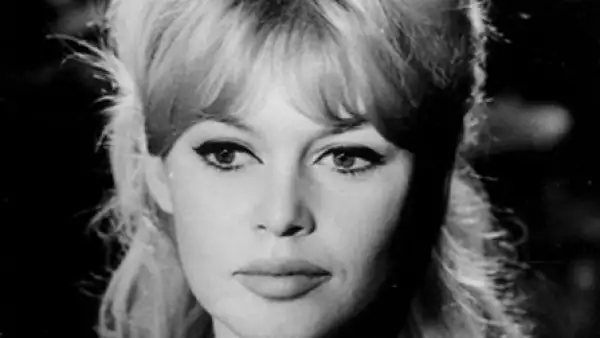 Rubio con ondas, volumen y desenfadado el zeitgest del peinado de Bardot regresa este verano para imponerse como una de las tendencias más fuertes en peinados.