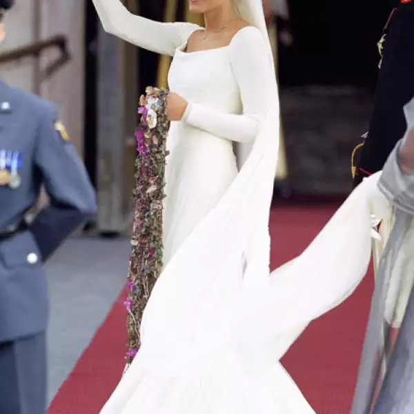 En su boda con Haakon, el 25 de agosto 2001, lució un vestido inspirado en el que usó la Reina Maud y  confeccionado por el modisto noruego Ove Harder Finseth.
