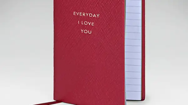 Libreta de piel roja personalizada. / Precio: $600.00 M.N / Cómpralo en: smythson.com