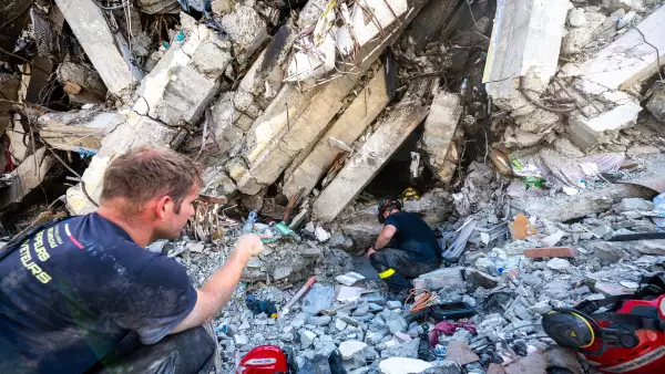 Miembros del 7o Regimiento Francés de Entrenamiento e Intervención de Seguridad Civil hacen un reconocimiento en un edificio dañado en Catia La Mar, estado de La Guaira, Venezuela, el 29 de junio de 2026.