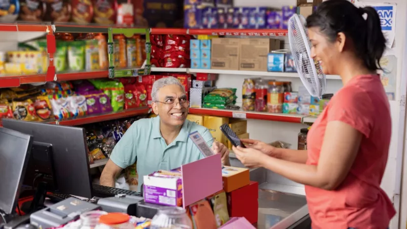 La empresa mexicana PuntoPost convierte pequeños comercios en puntos de entrega para compras realizadas en distintas plataformas de comercio electrónico en lugar de enviar un repartidor hasta cada domicilio.
