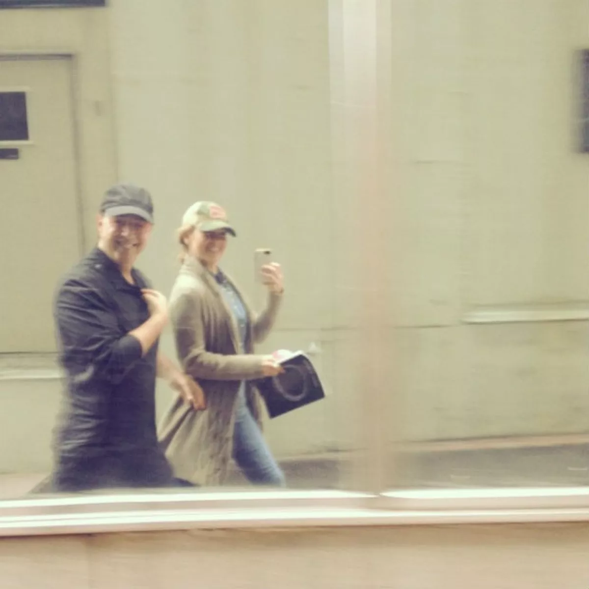Con tal de no perder la puntualidad, Thalía y Tommy decidieron caminar a su destino por las calles de Nueva York.
