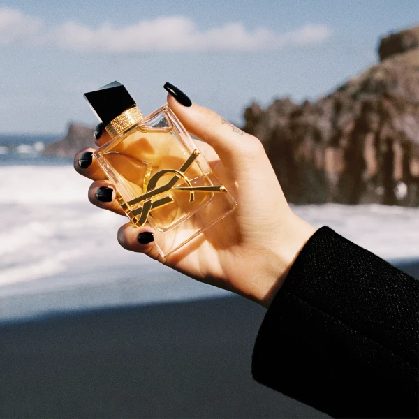 Copia de Copia de ysl_dmi_fraw_libre_le-parfum-22_behind-the-scene_dua-pack-in-hand-close-up_square_3000x3000px_rgb (1).jpg