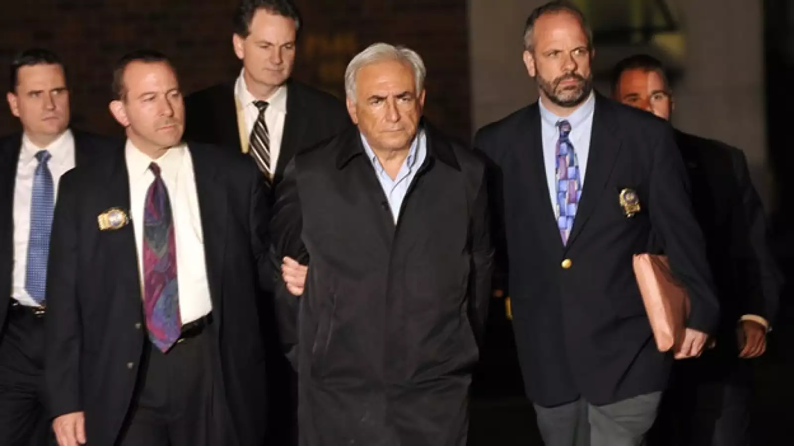 FMI - Strauss-Kahn- esposado