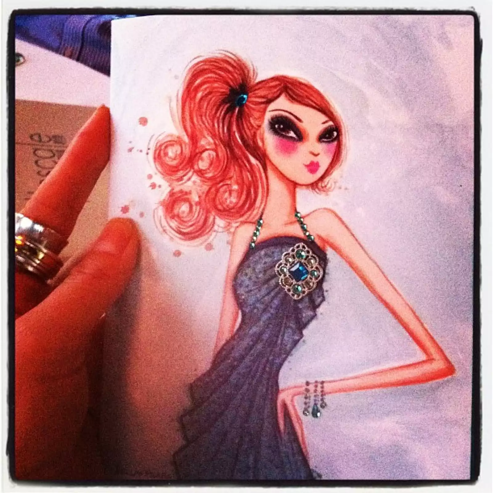 "Happybday card...my look alike! Una de mis primeras tarjetas de cumpleaños....igualitas!", escribió en la red social.