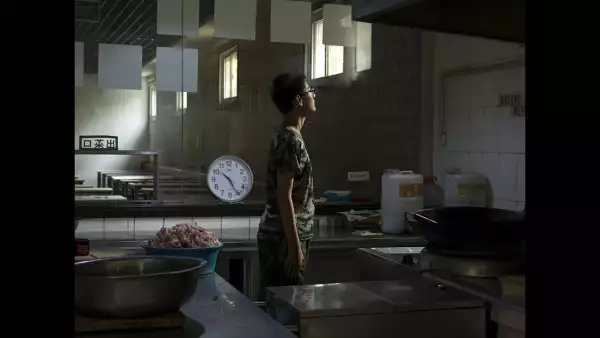 Un menor, que llevaba dos meses viviendo en el centro, pasa un rato de descanso en la cocina.