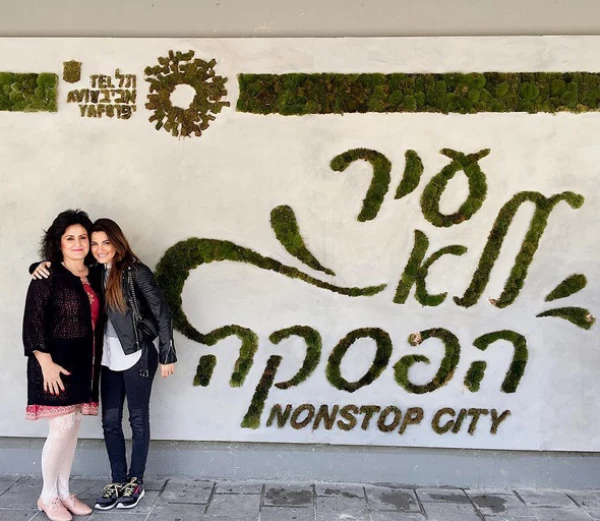 En la entrada del cityhall de Tel Aviv.