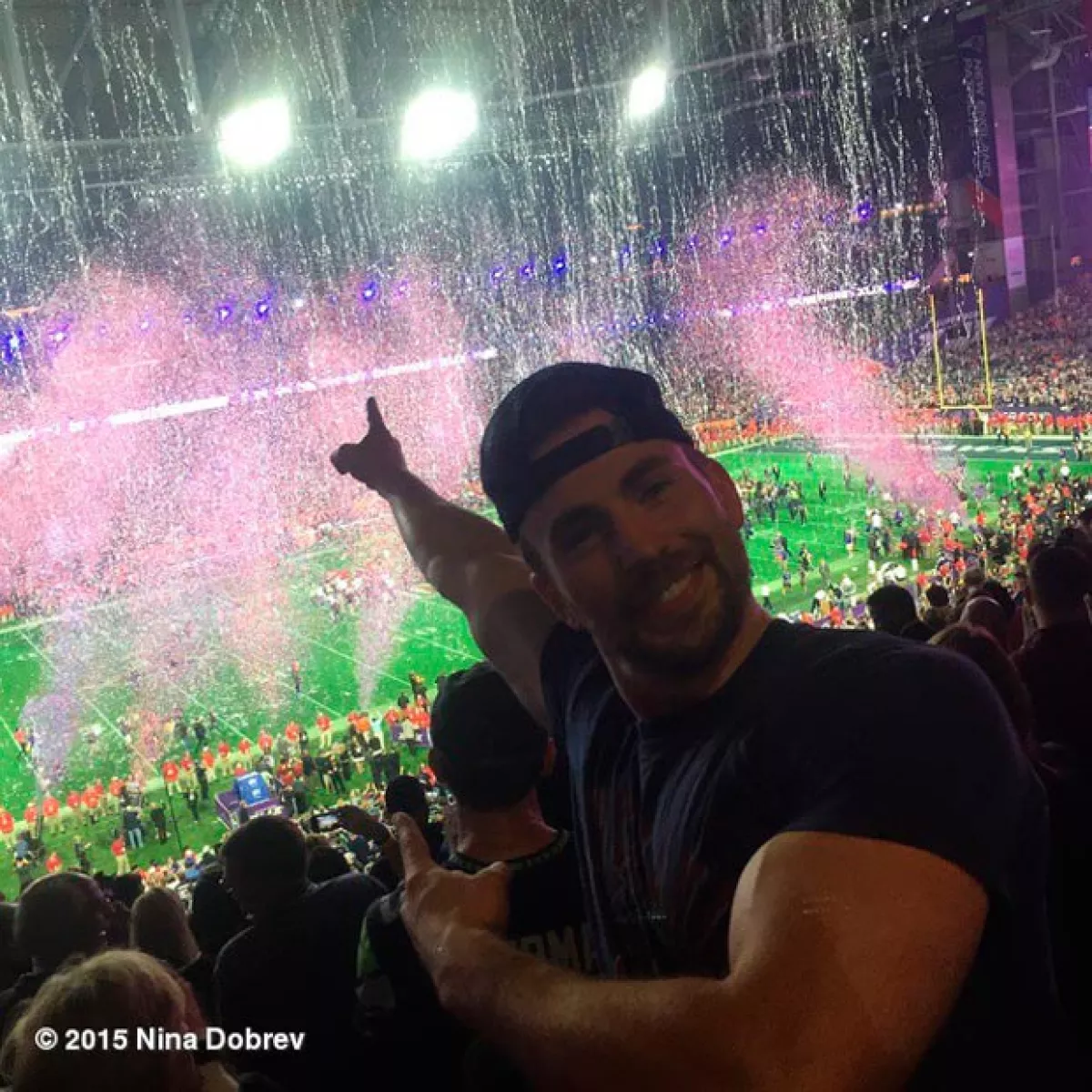 Chris Evans muy feliz porque los Patriots triunfaran al final.