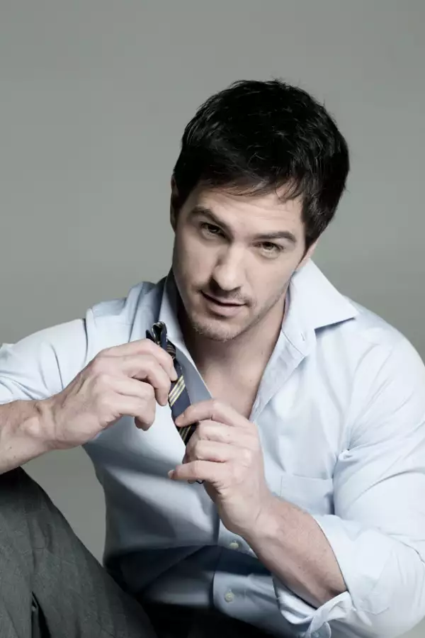 Mauricio Ochmann. Vestuario: Brooks Brothers. Maquillaje: Ariel Farfán para Ésika. Peinado: Ariel Farfán para American Crew