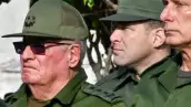 El presidente de Cuba, Miguel Díaz-Canel (R), el coronel Raúl Guillermo Rodríguez Castro (C), nieto del expresidente Raúl Castro, y el ministro de las Fuerzas Armadas, el general Álvaro López Miera, asisten al funeral de los 32 soldados cubanos asesinados durante la incursión estadounidense en Venezuela en el cementerio de Colón en La Habana, el 16 de enero de 2026.