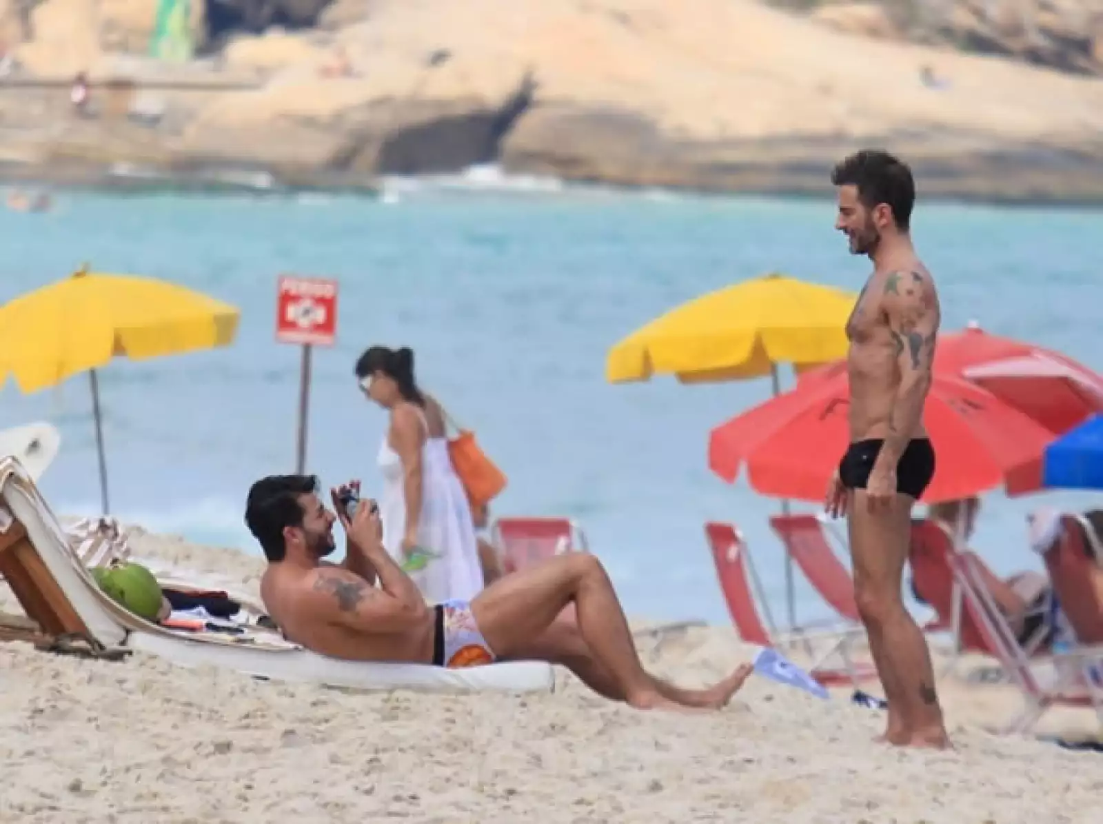 Para festejar los 49 años de Jacobs, la pareja acudió nuevamente a la playa Ipanema en Brasil donde fueron captados muy cariñosamente tomándose fotos.