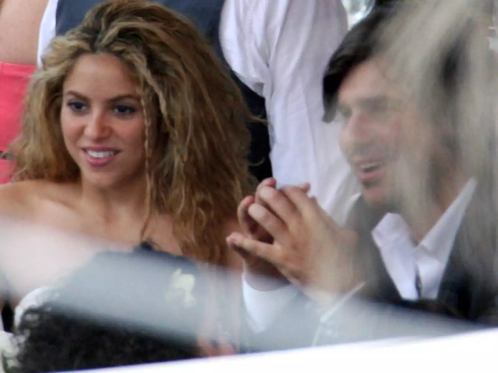 Ya adentro del lugar, la pareja conversó con los asistentes.