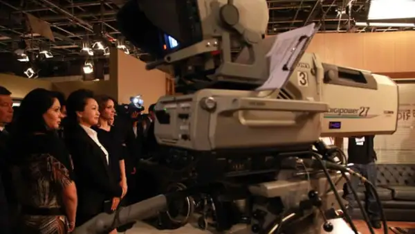 Peng Liyuan y Angélica Rivera, detrás de cámaras en Televisa.