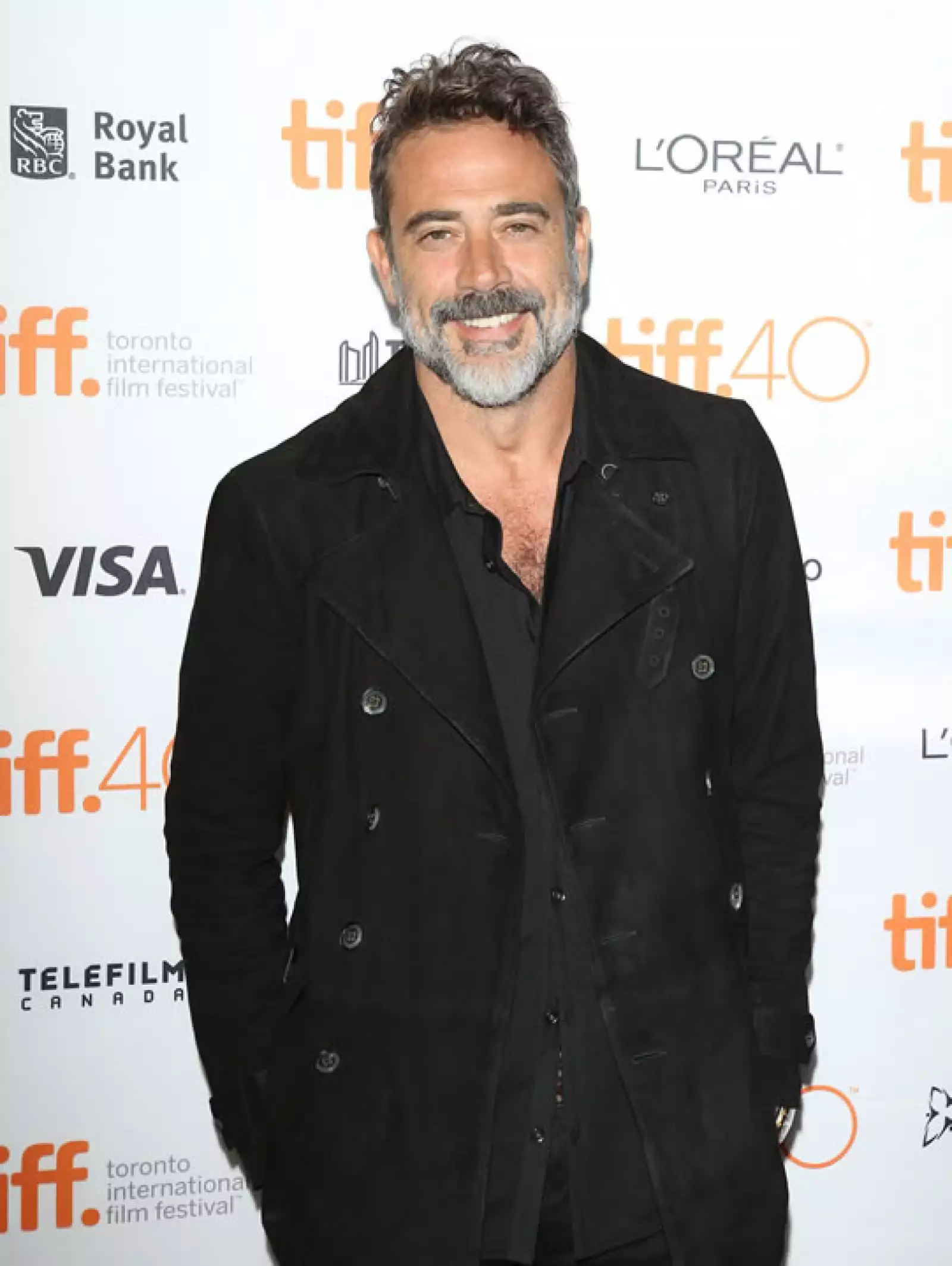 Jeffrey Dean Morgan, 49, obtuvo sus canas antes que muchos, pero no hay duda que el actor se ve más guapo que antes.