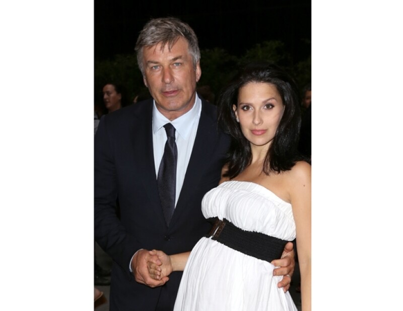 Alec Baldwin y su esposa Hilaria Thomas acudieron al funeral de Gandolfini donde un reportero aseguró que ella había tuiteado en la iglesia.