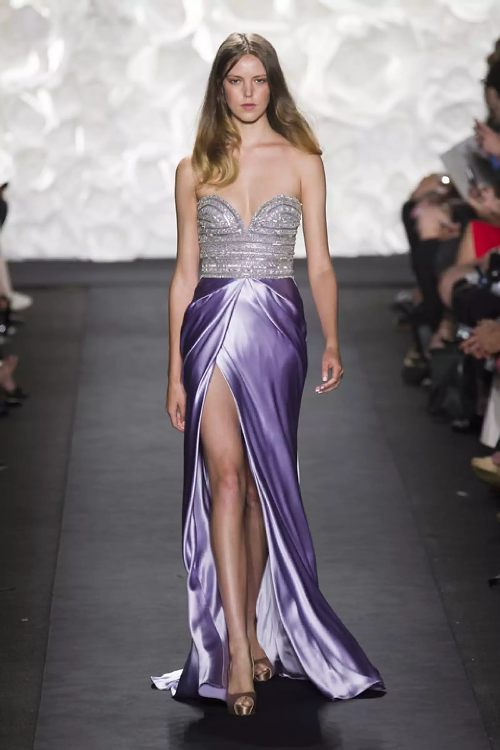 Con la gran nominación que tiene, nos encantaría que Jen saliera de su zona de comfort y usara este vestido de Naeem Khan, enseñando pierna y, ¡más sexy que nunca!