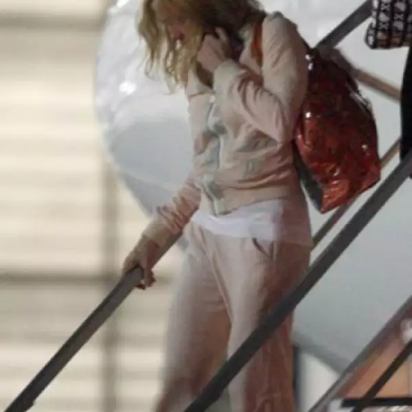 El avión de la cantante llegó al aeropuerto de Toluca.