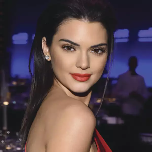 Nuestro look favorito de Kendall Jenner definitivamente fue el que llevó a la Gala amfAR en NY. El sleek back hair combinó a la perfección con las sombras metálicas y los labios rojos.