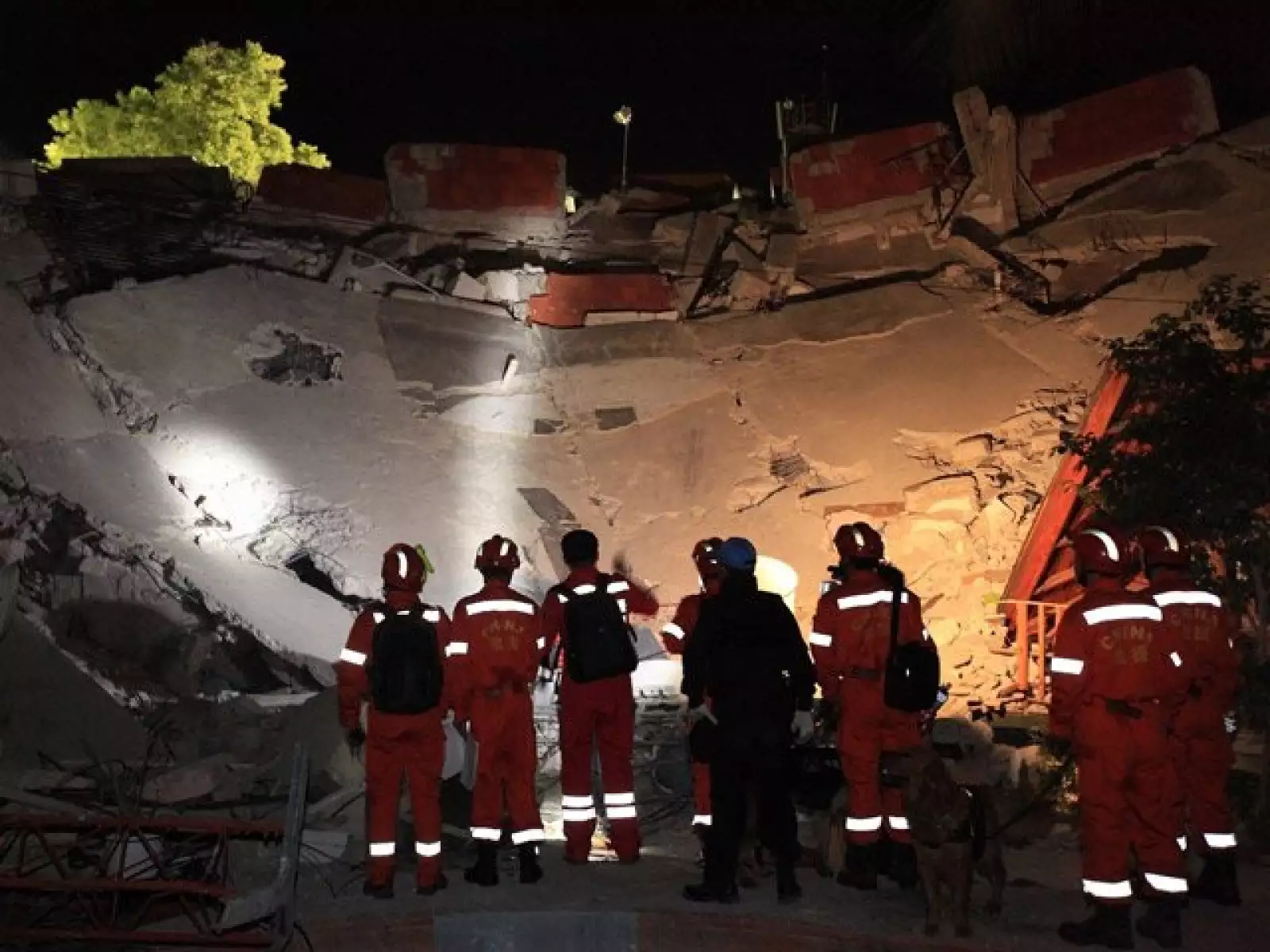 En el terreno de las celebridades, Brad Pitt y Angelina Jolie se unieron al grito de ayuda por los sobrevivientes del terremoto en Haití.