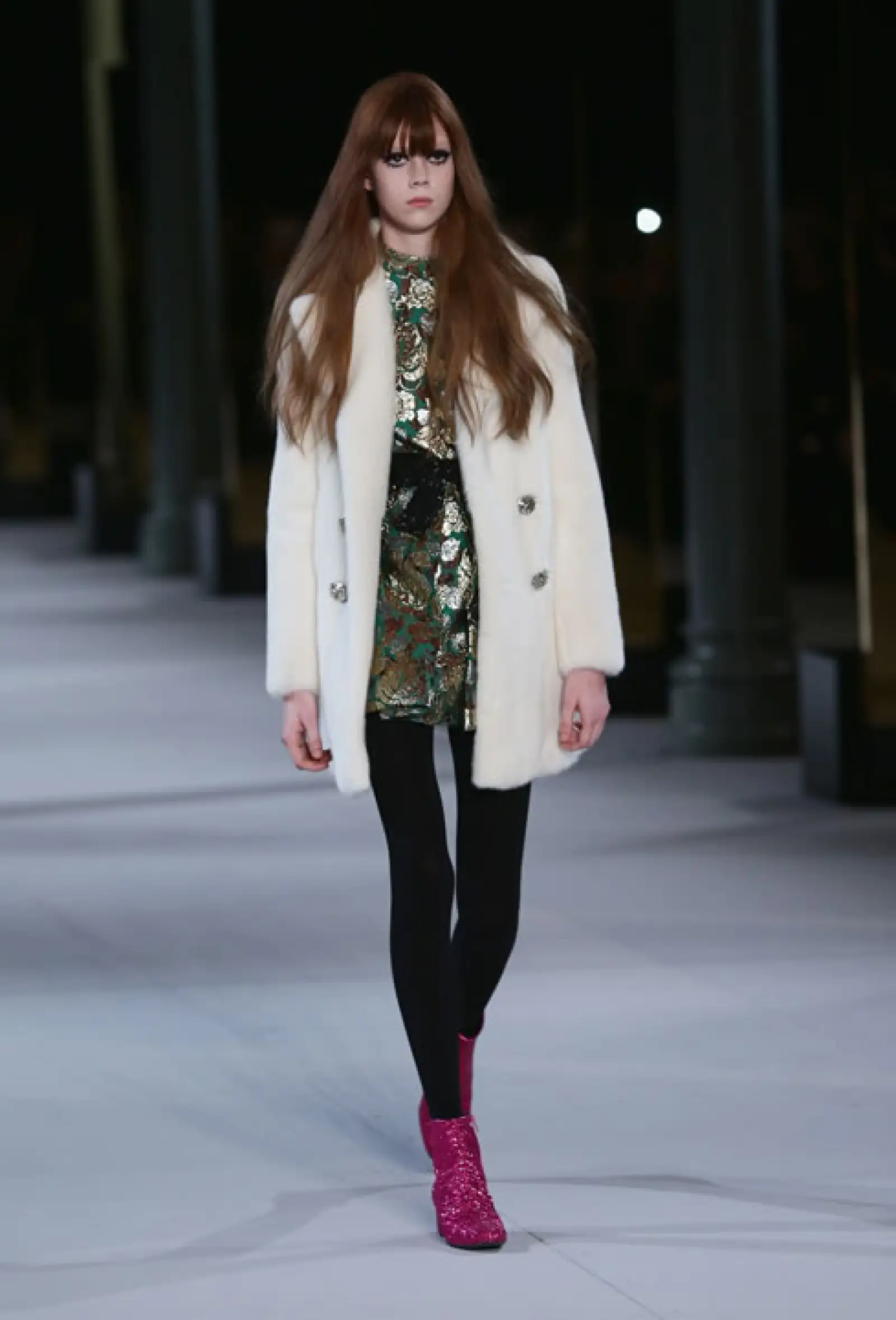 Saint Laurent La combinación de colores clásicos con tonos brillantes y metálicos fueron las piezas que más destacaron de la colección.