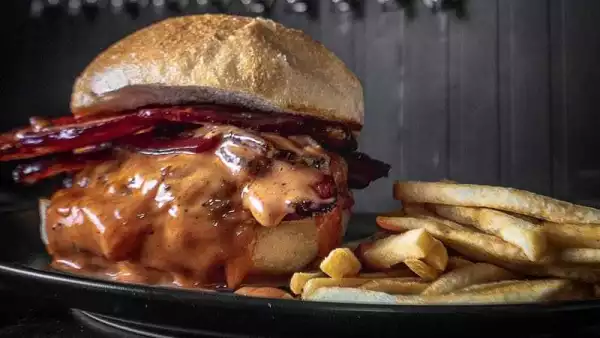 hamburguesa con tocino de Bacon Bar & Tap Room