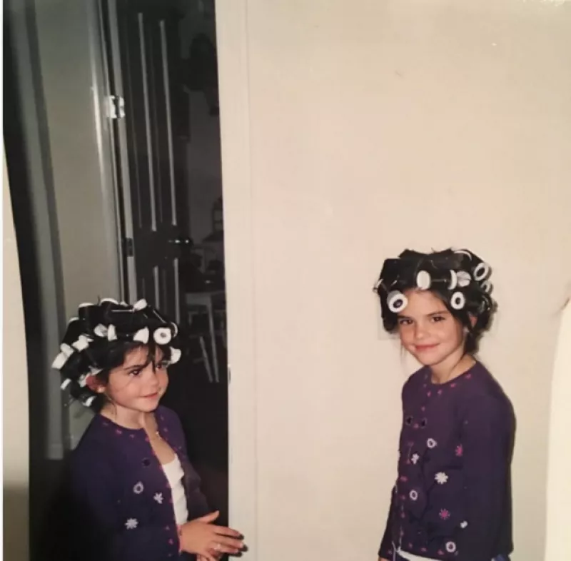 Pocas son las ocasiones en las que podemos ver a las hermanas Jenner de pequeñas (excepto por KUWTK). Sin embargo, Kylie ha compartido una foto con su hermana bastante peculiar.