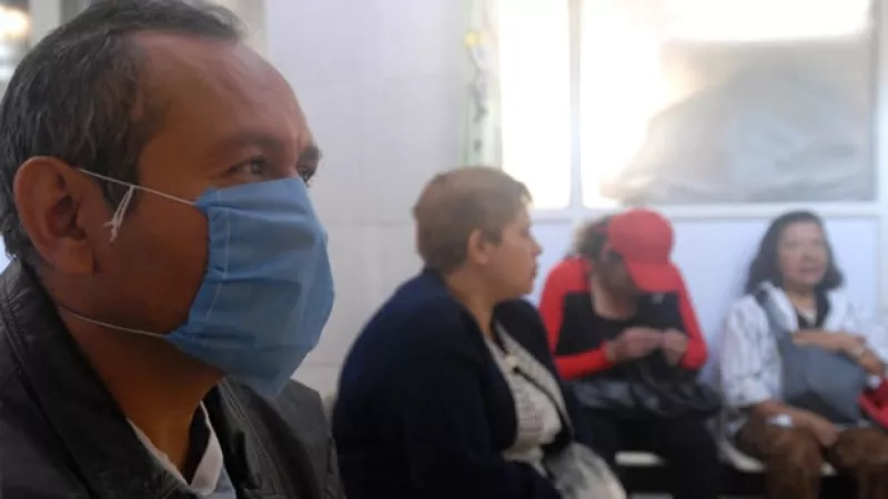 Pacientes esperan una vacuna contral a influenza AH1N1