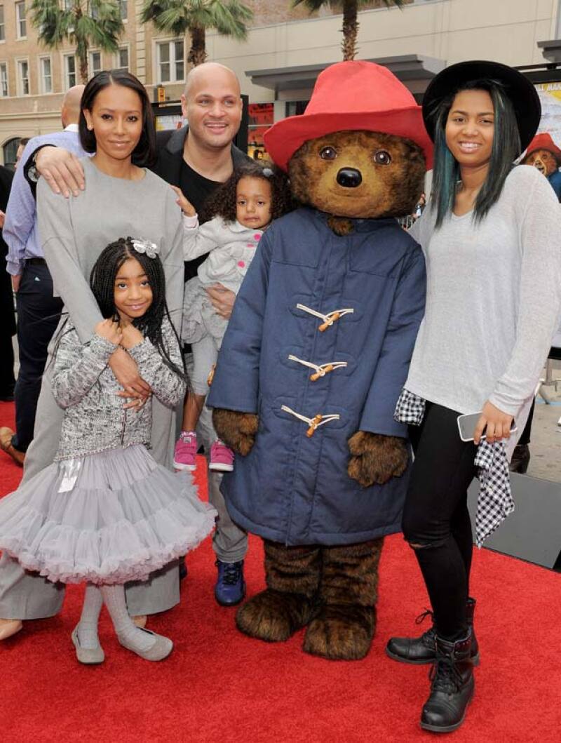 Melanie tuvo una hija con Eddie Murphy llamada Angel Iris, quien es la que está del lado derecho de la foto.