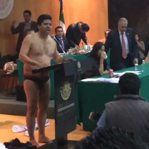 el diputado del PRD Antonio García Conejo, medio hermano de Silvano Aureoles, presentaba su reserva, cuando sorpresivamente se despojo de su ropa.