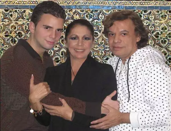 Jas y Juan Gabriel se conocieron cuando el intérprete mexicano visitó en España a Isabel Pantoja. Aquí una foto de los tres.