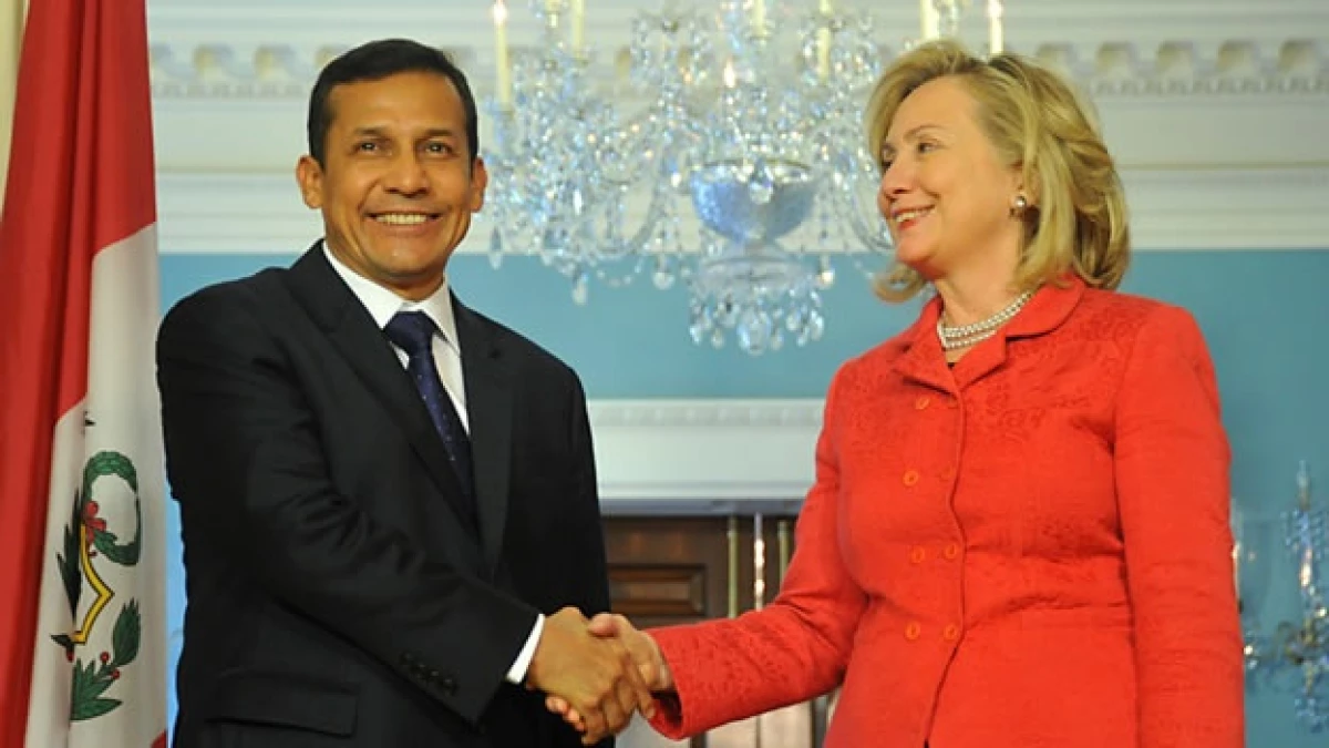 Ollanta Humala y Hillary Clinton estrechan manos
