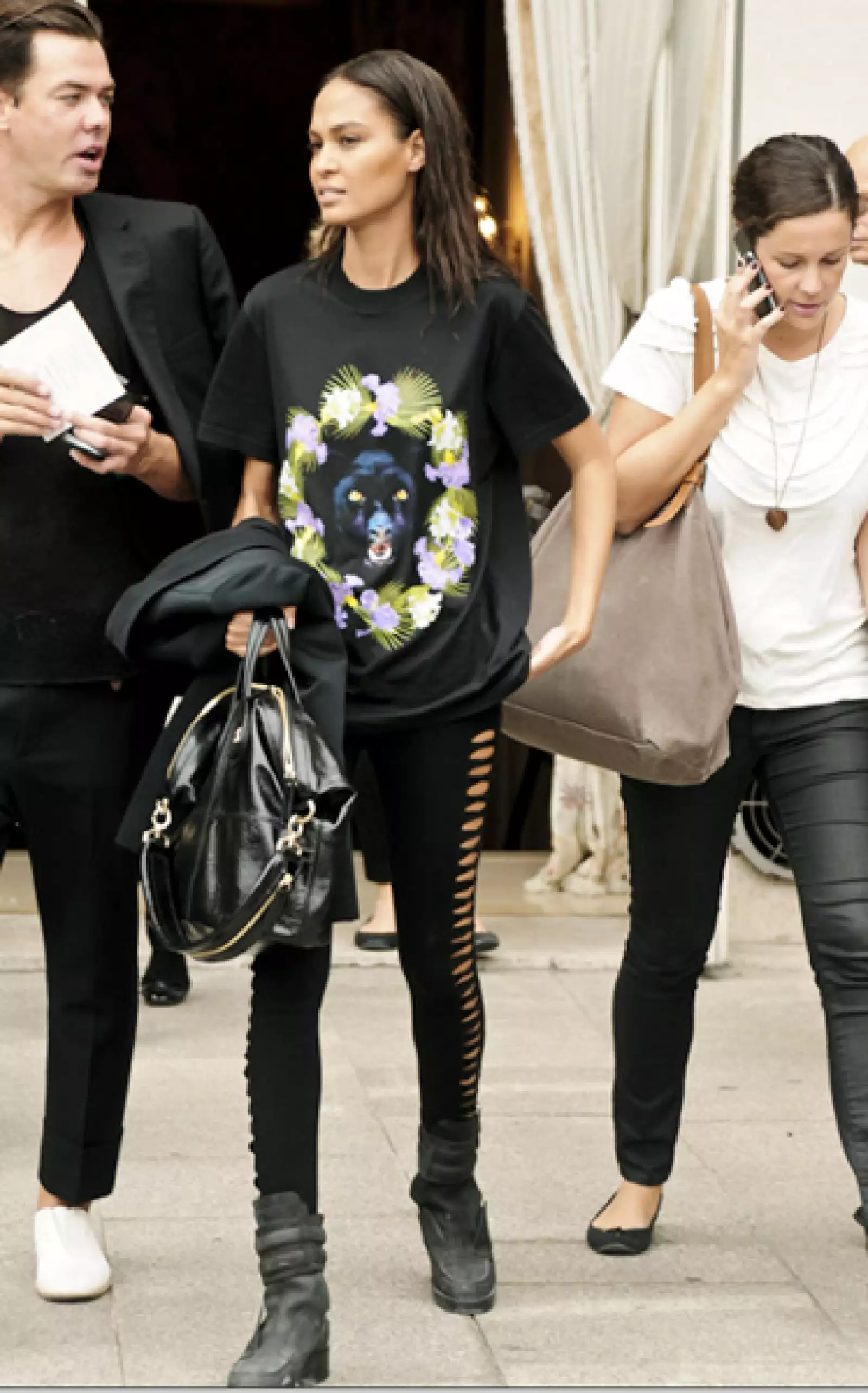 Joan Smalls salió de un desfile con una playera acompañada con leggings calados y botines de estilo `biker´.