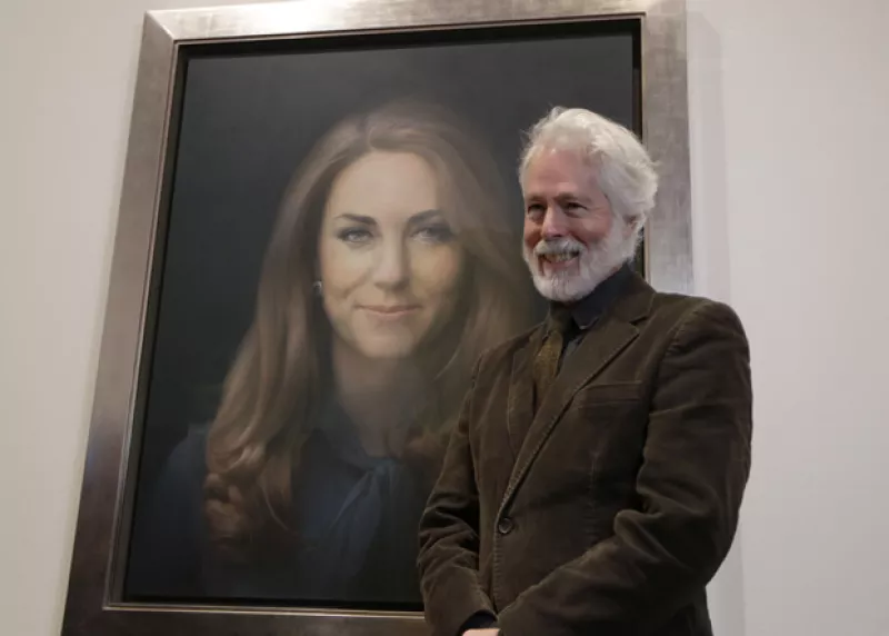 Apenas se cumplirá un mes desde que el pintor Paul Emsley presentó ante le mundo el cuadro que hizo de la Duquesa de Cambridge, mismo que no recibió buenos comentarios.