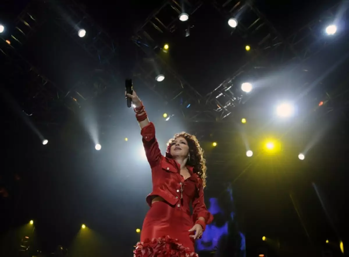 La cantante cubana comenzó a calentar con su música el ambiente festivo en el sur de Florida, previo a la realización del juego entre Potros de Indianápolis y Santos de Nueva Orleáns, el domingo.