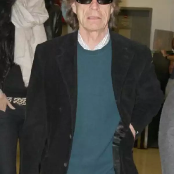 Mick Jagger llega con su novia, Lawren Scott, al Aeropuerto Internacional de Miami, Florida.