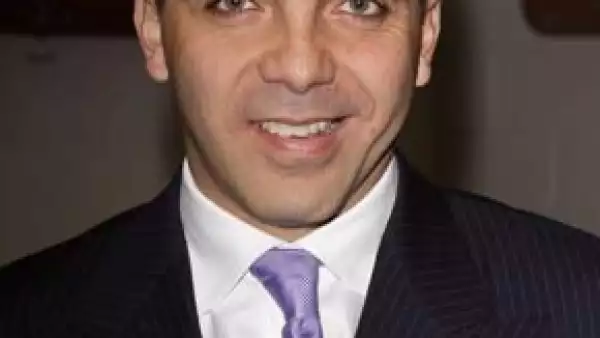 El cantante mexicano luce nuevo "look" con el cabello pintado de amarillo y asegura que ya no es el "gallito" sino un "guajolote feliz".