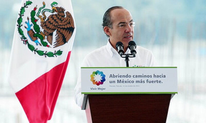 El presidente Felipe Calderón firmó el decretó de apoyo a las maquiladoras, acompañado por el secretario de Economía Bruno Ferrari. (Foto: Cortesía Presidencia de la República).